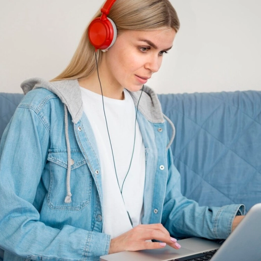 Graphic representation of AI advantages in digital marketing and CRM systems.